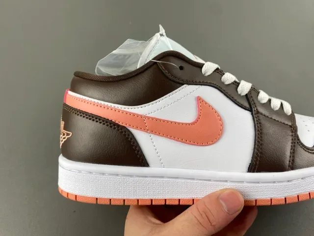 Air Jordan 1 Low حذاء سنيكرز لايف ستايل من الجلد بلون بني وخوخي 3