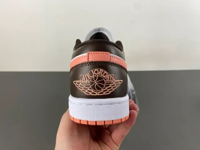 Air Jordan 1 Low حذاء سنيكرز لايف ستايل من الجلد بلون بني وخوخي 4