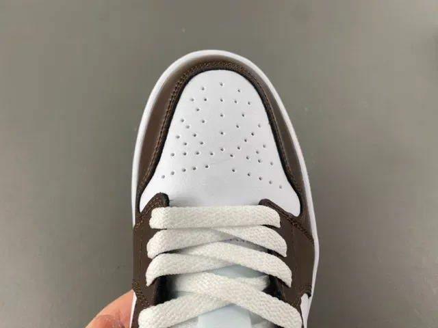 Air Jordan 1 Low حذاء سنيكرز لايف ستايل من الجلد بلون بني وخوخي 5