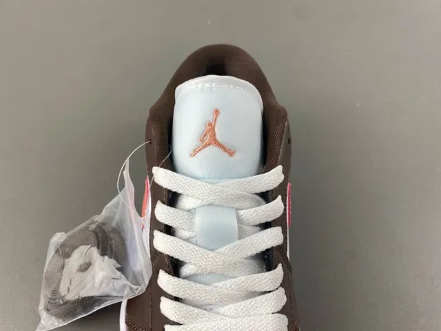 Air Jordan 1 Low حذاء سنيكرز لايف ستايل من الجلد بلون بني وخوخي 6