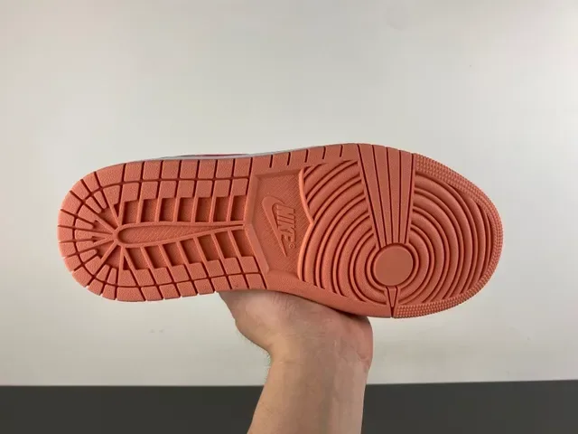Air Jordan 1 Low حذاء سنيكرز لايف ستايل من الجلد بلون بني وخوخي 9