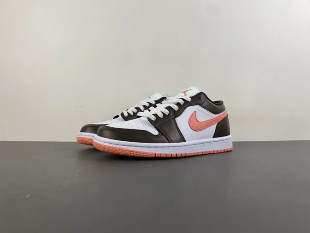 Air Jordan 1 Low حذاء سنيكرز لايف ستايل من الجلد بلون بني وخوخي 10