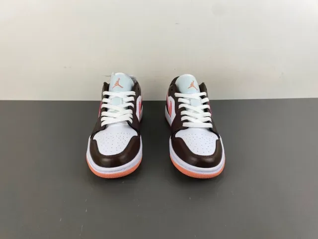 Air Jordan 1 Low حذاء سنيكرز لايف ستايل من الجلد بلون بني وخوخي 11