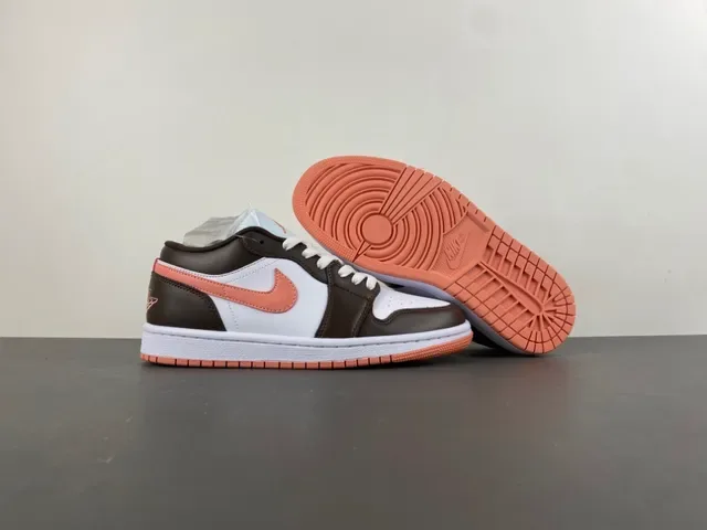 Air Jordan 1 Low حذاء سنيكرز لايف ستايل من الجلد بلون بني وخوخي 12