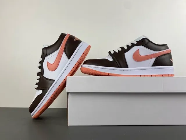 Air Jordan 1 Low حذاء سنيكرز لايف ستايل من الجلد بلون بني وخوخي 14