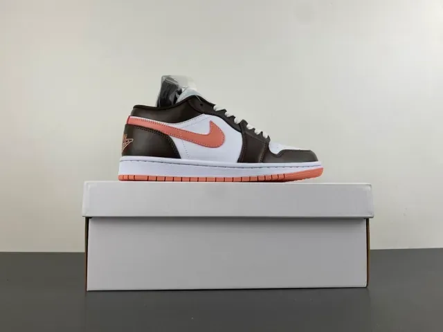 Air Jordan 1 Low حذاء سنيكرز لايف ستايل من الجلد بلون بني وخوخي 15