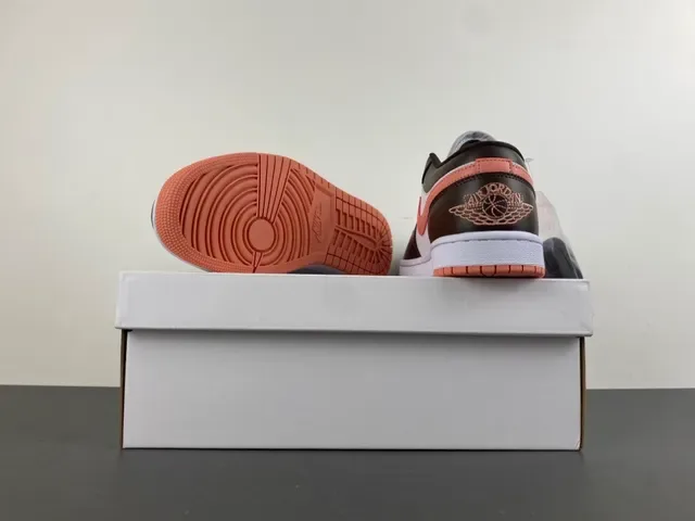 Air Jordan 1 Low حذاء سنيكرز لايف ستايل من الجلد بلون بني وخوخي 16