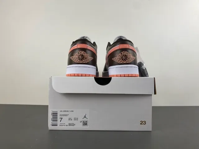 Air Jordan 1 Low حذاء سنيكرز لايف ستايل من الجلد بلون بني وخوخي 17