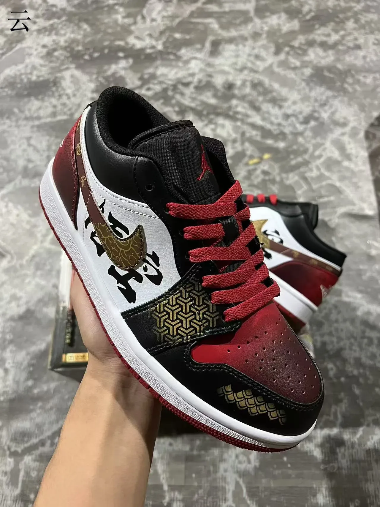 Baskets lifestyle Air Jordan 1 Low personnalisées avec calligraphie de dragon 2