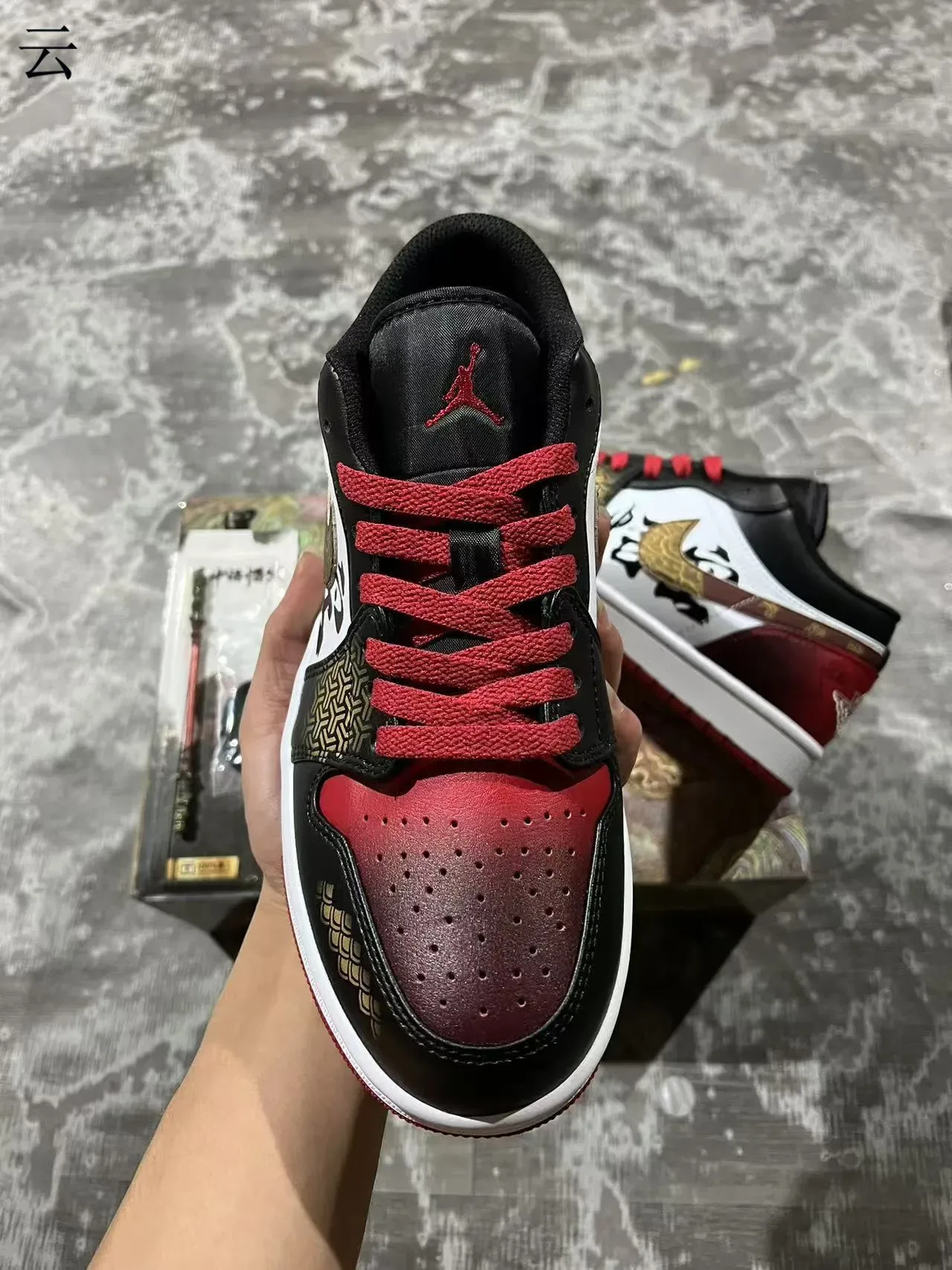 Baskets lifestyle Air Jordan 1 Low personnalisées avec calligraphie de dragon 3