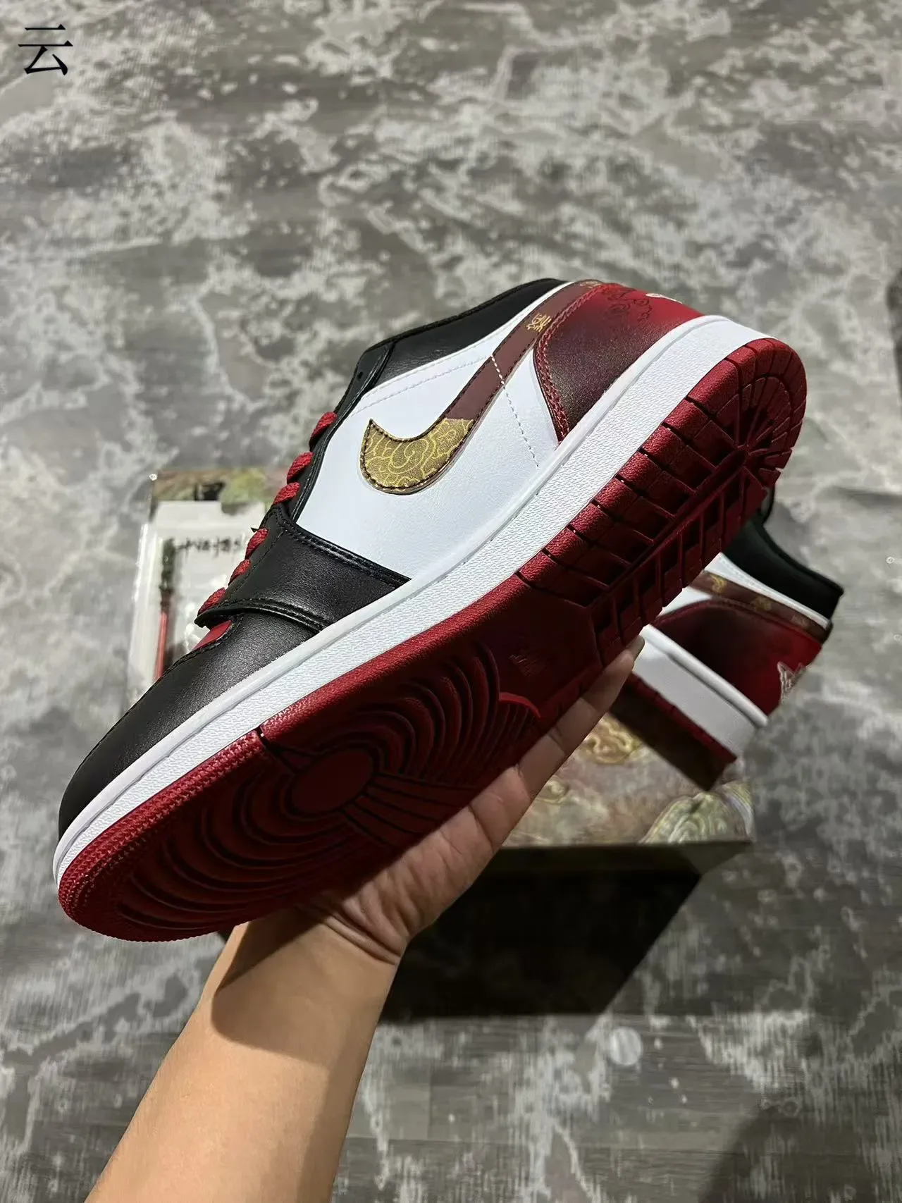 Baskets lifestyle Air Jordan 1 Low personnalisées avec calligraphie de dragon 6