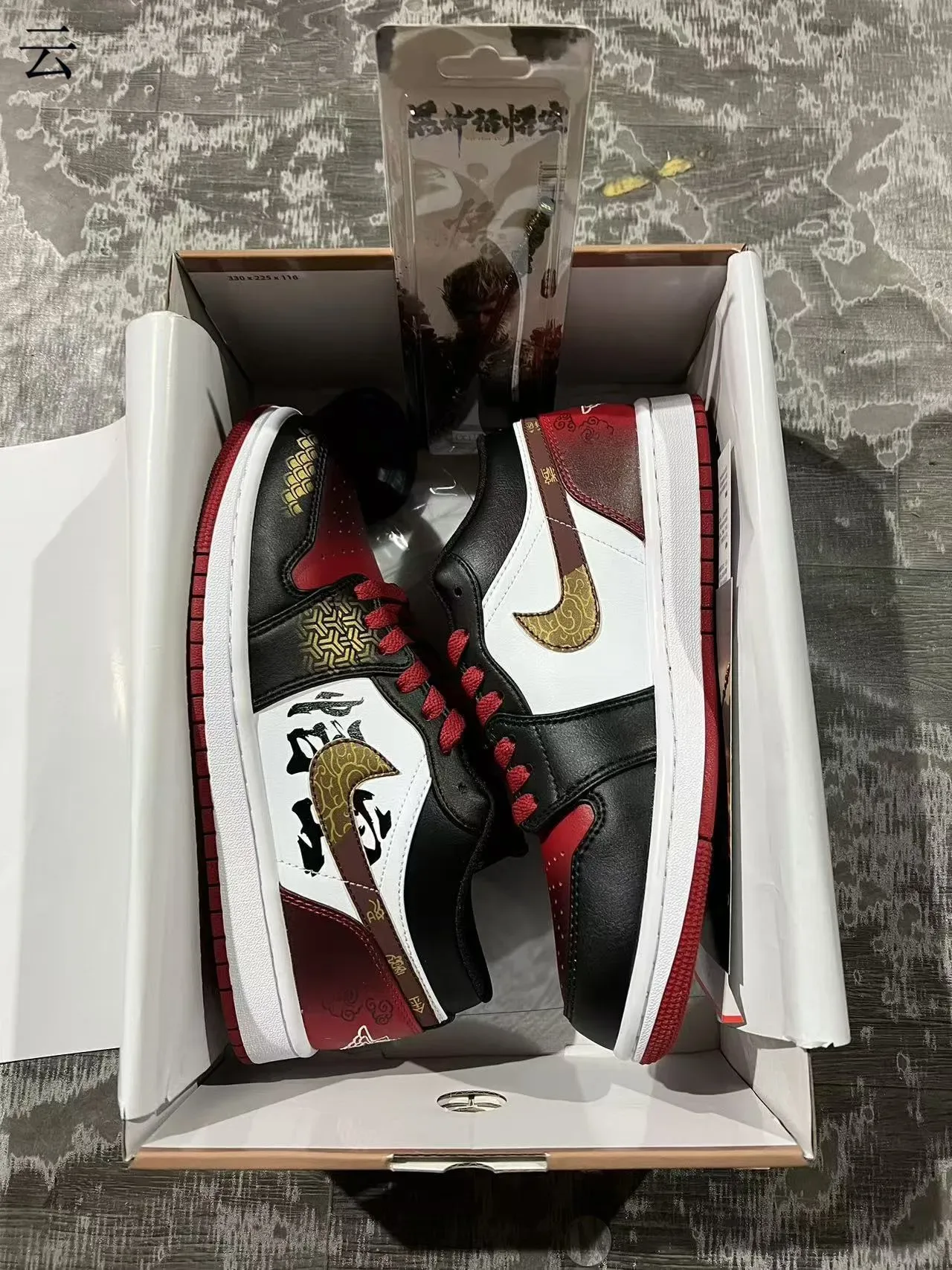 Baskets lifestyle Air Jordan 1 Low personnalisées avec calligraphie de dragon 9