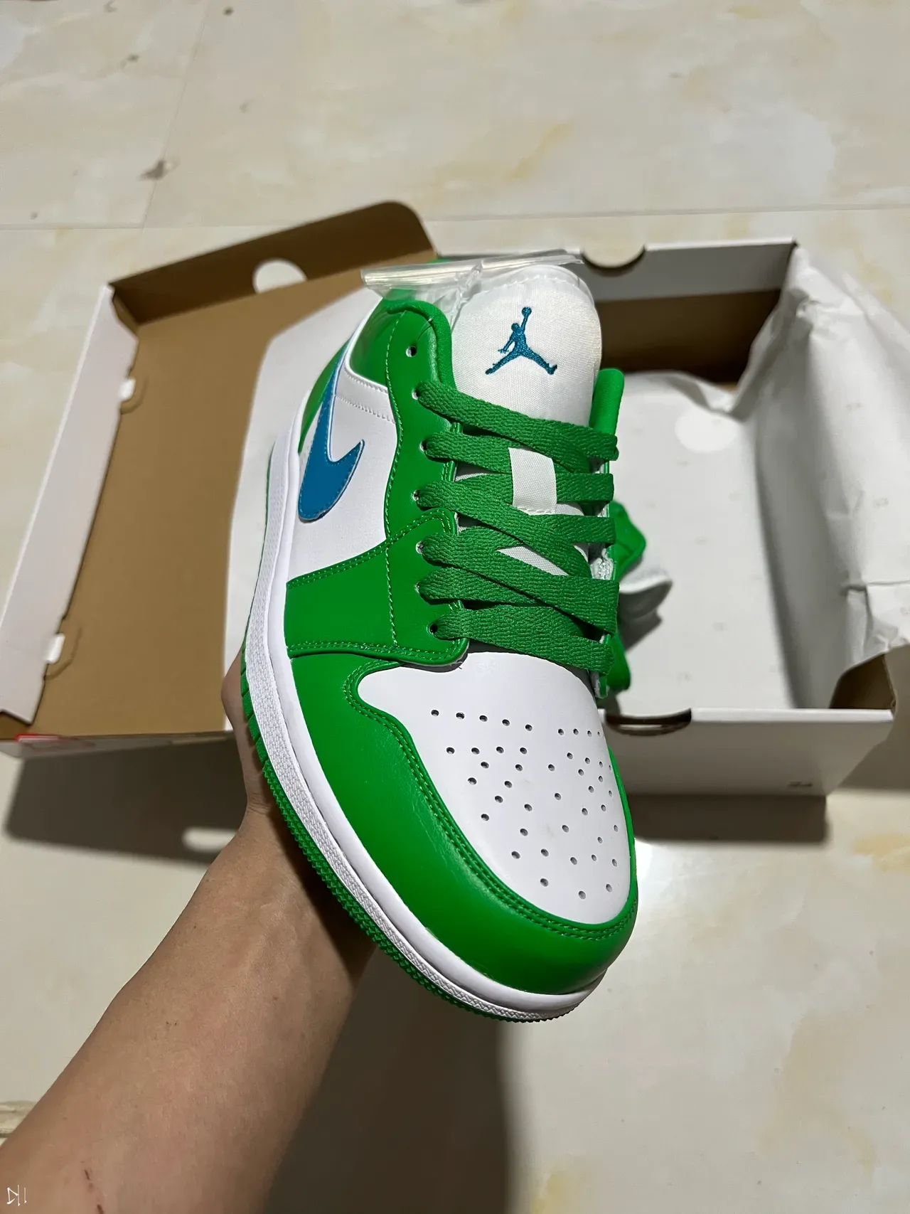 Baskets lifestyle Air Jordan 1 Low vert blanc bleu 2