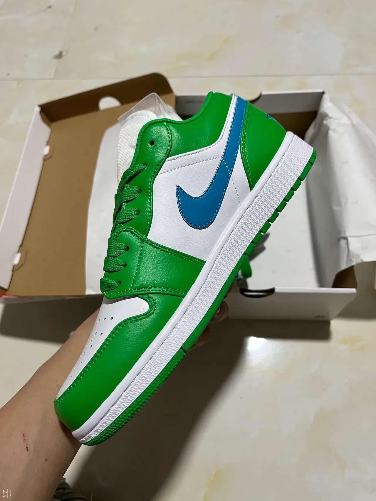 Baskets lifestyle Air Jordan 1 Low vert blanc bleu 4