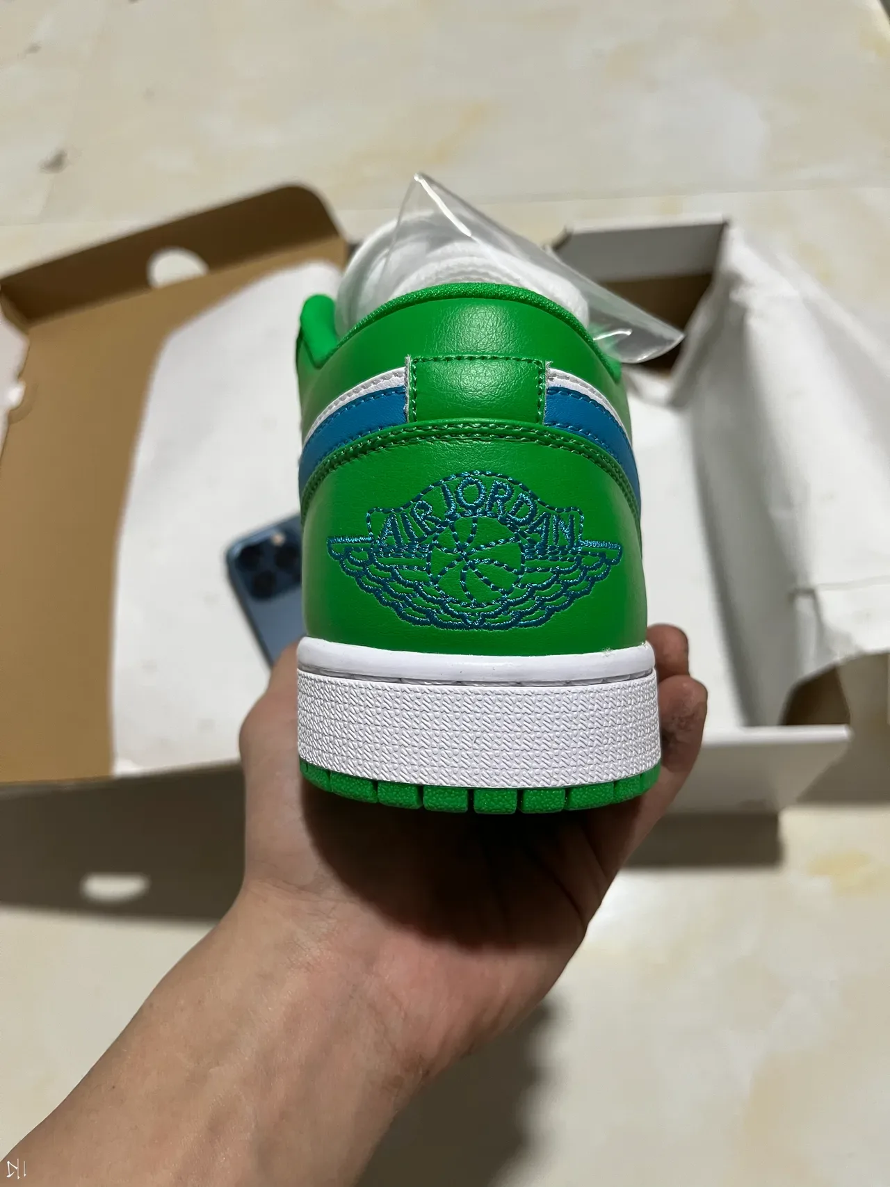 Baskets lifestyle Air Jordan 1 Low vert blanc bleu 6
