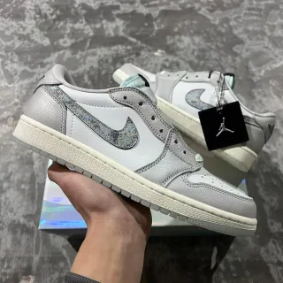 Air Jordan 1 Low लाइट ग्रे इरिडेसेंट Swoosh लाइफस्टाइल स्नीकर्स