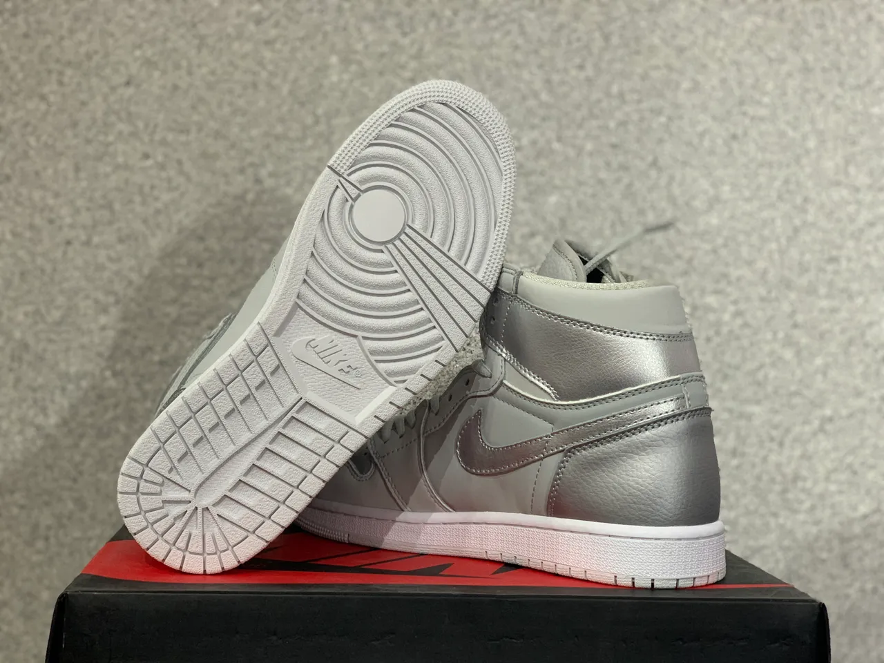 Tênis de basquete de cano alto Air Jordan 1 prata metálico 2