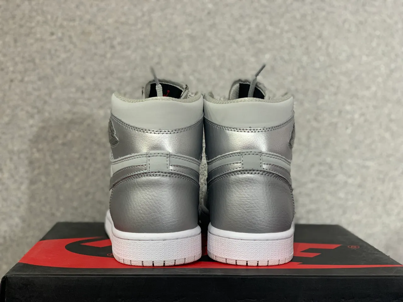 Tênis de basquete de cano alto Air Jordan 1 prata metálico 3
