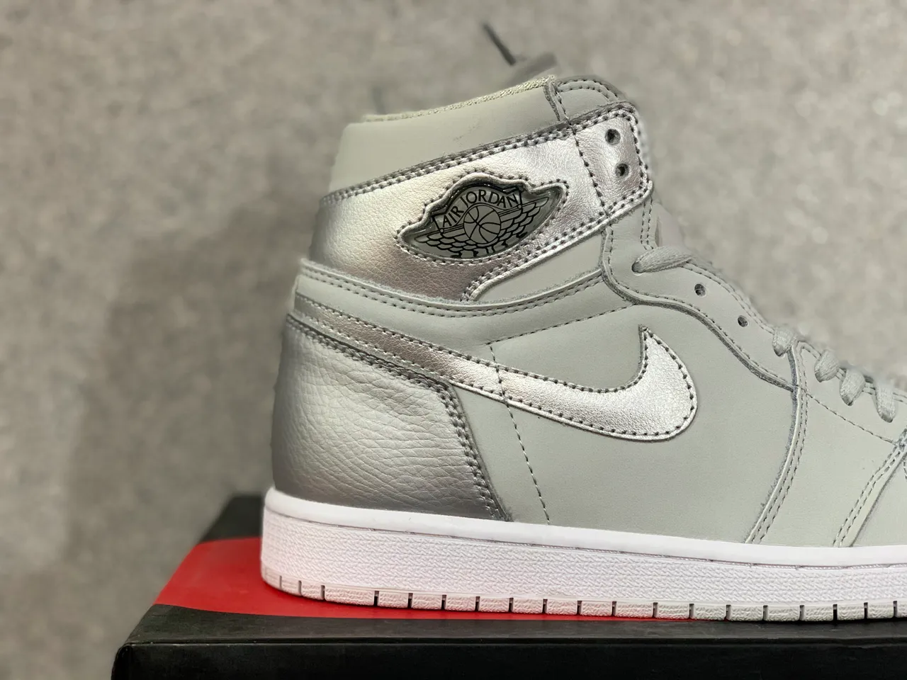 Tênis de basquete de cano alto Air Jordan 1 prata metálico 6