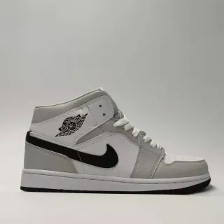 Zapatillas de baloncesto Air Jordan 1 Mid silueta gris y negra con paneles de cuero y material sintético