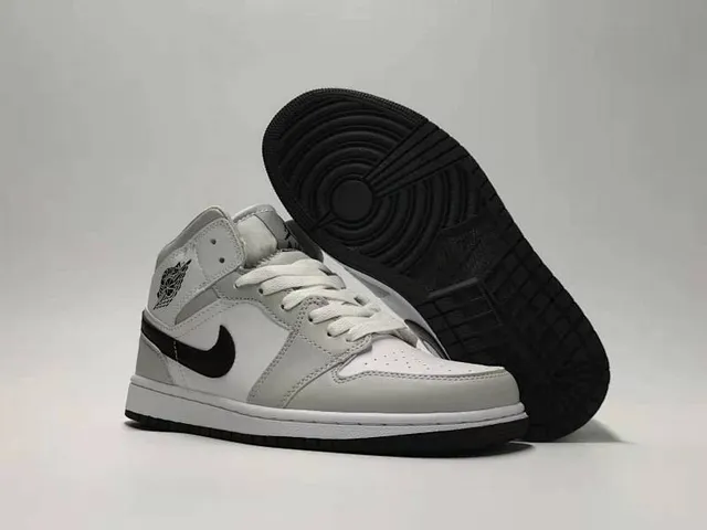 Tênis de basquete Air Jordan 1 Mid silhueta cinza e preta com painéis de couro e material sintético 2