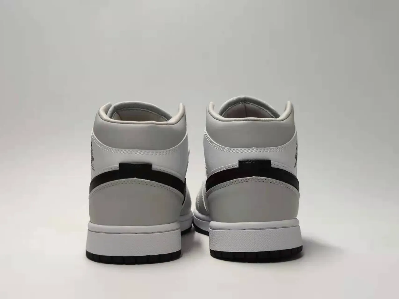 Tênis de basquete Air Jordan 1 Mid silhueta cinza e preta com painéis de couro e material sintético 5