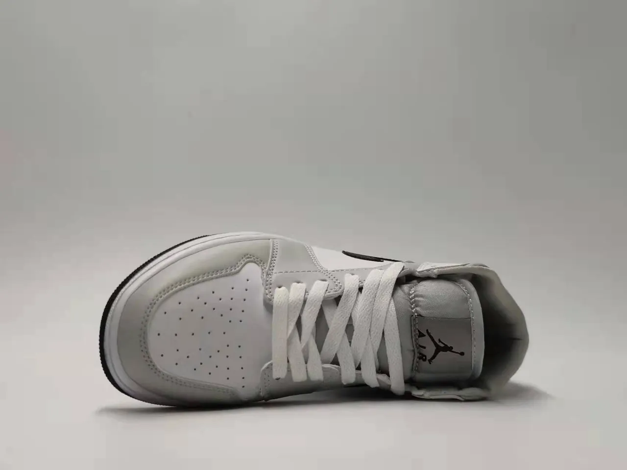 Tênis de basquete Air Jordan 1 Mid silhueta cinza e preta com painéis de couro e material sintético 7