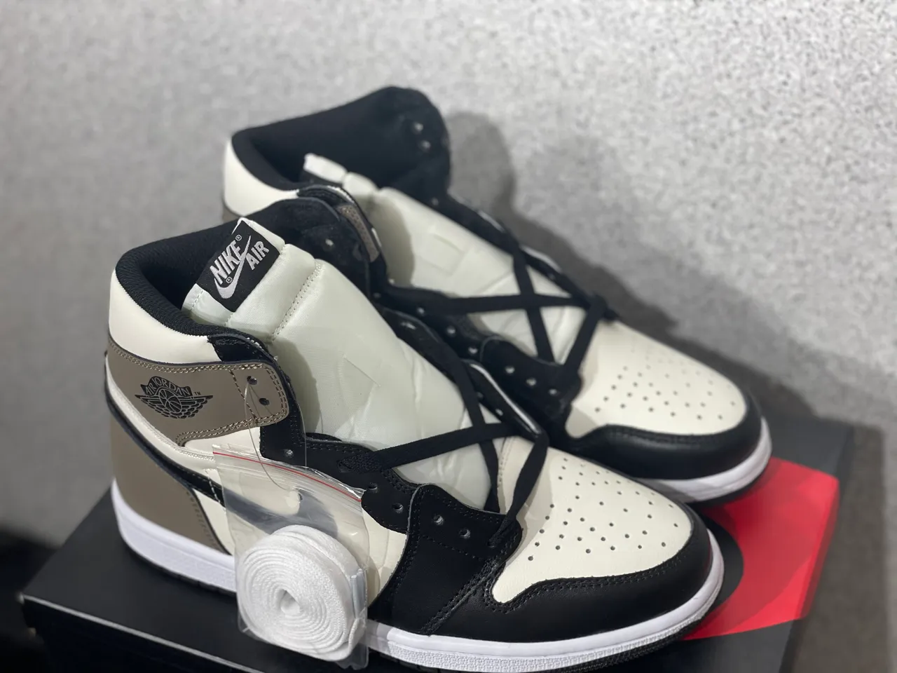 Air Jordan 1 黑白配色高帮皮革与翻毛皮拼接篮球鞋 2