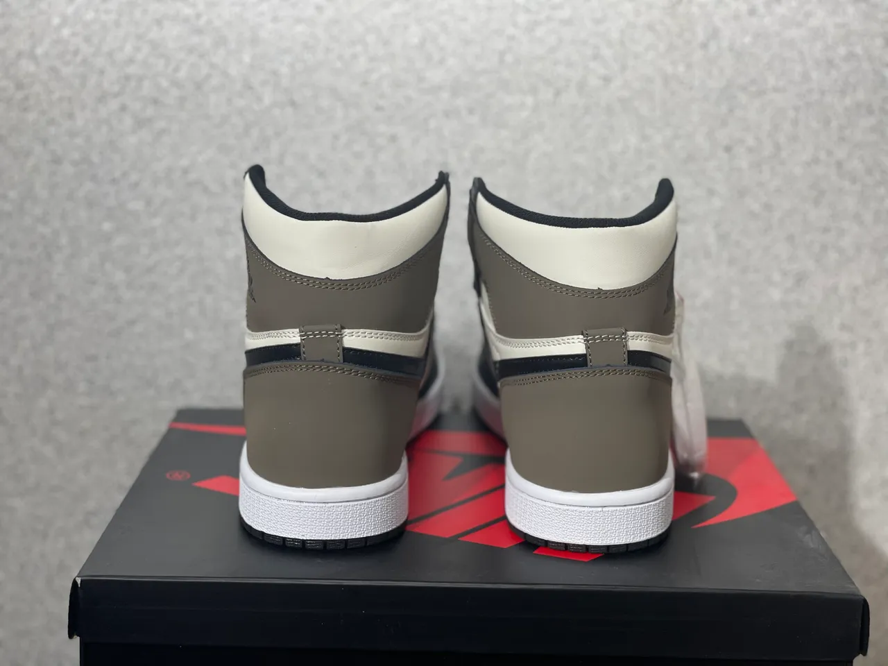 Air Jordan 1 黑白配色高帮皮革与翻毛皮拼接篮球鞋 3