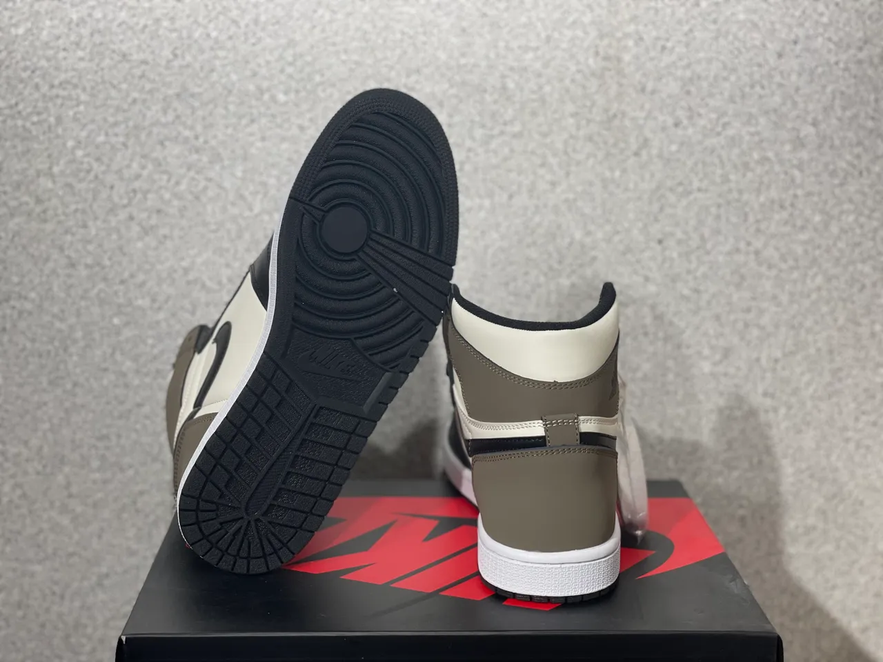Air Jordan 1 黑白配色高帮皮革与翻毛皮拼接篮球鞋 4