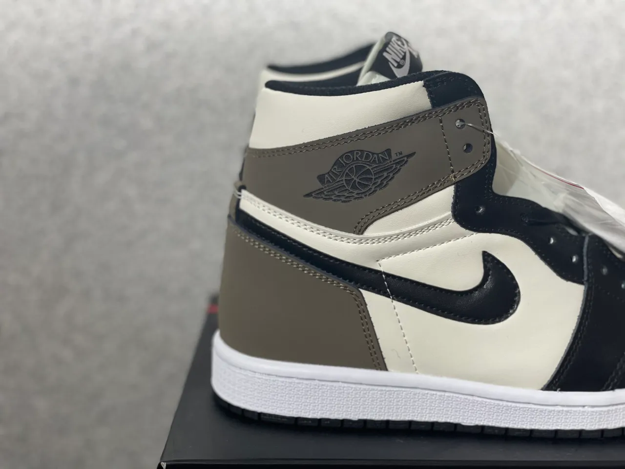 Air Jordan 1 黑白配色高帮皮革与翻毛皮拼接篮球鞋 5