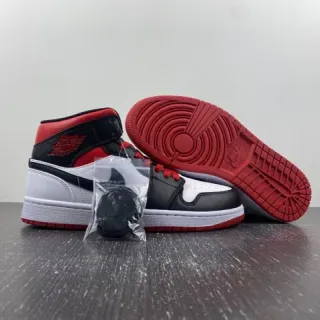 Tênis de basquete Air Jordan 1 cano alto branco e vermelho com biqueira perfurada