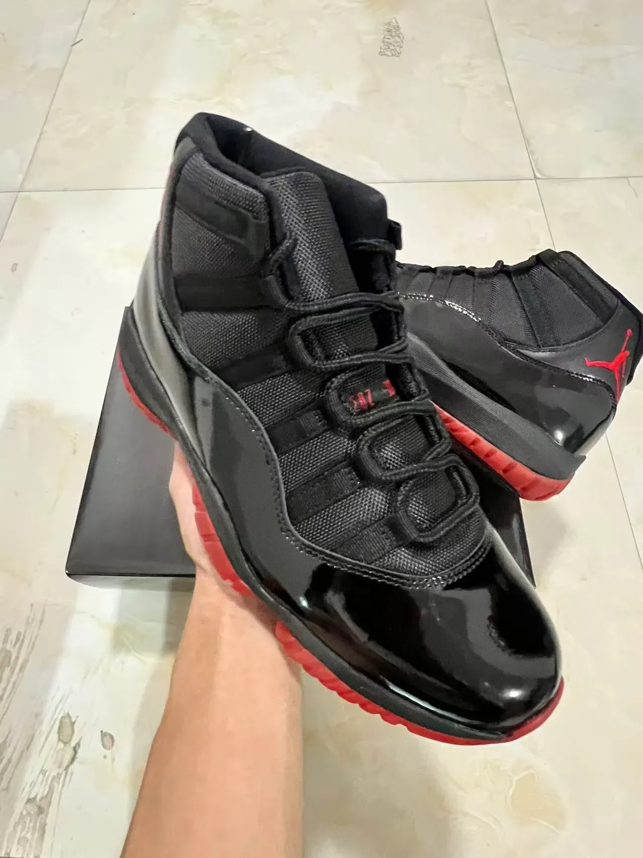 Air Jordan 11 أسود أحمر جلد لامع حذاء كرة السلة 2