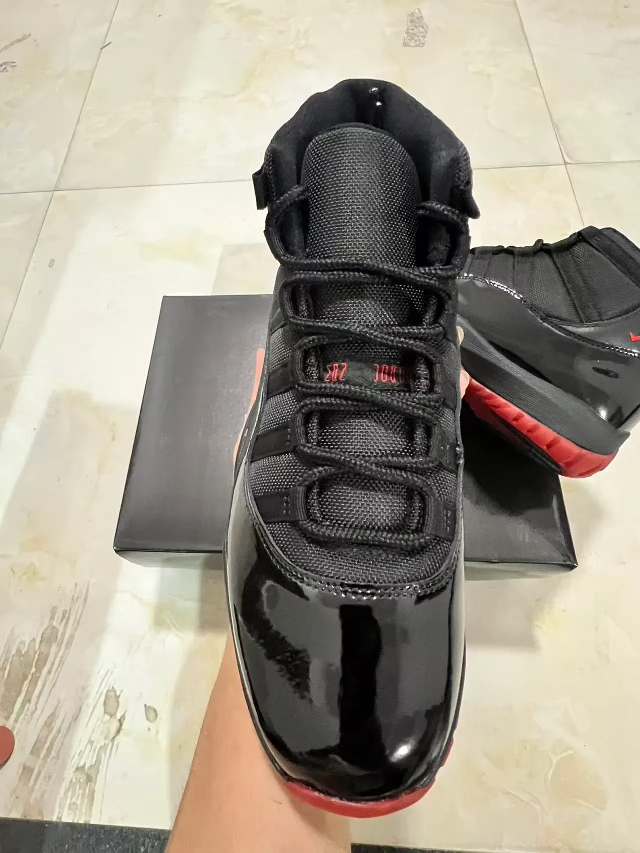 Air Jordan 11 أسود أحمر جلد لامع حذاء كرة السلة 3