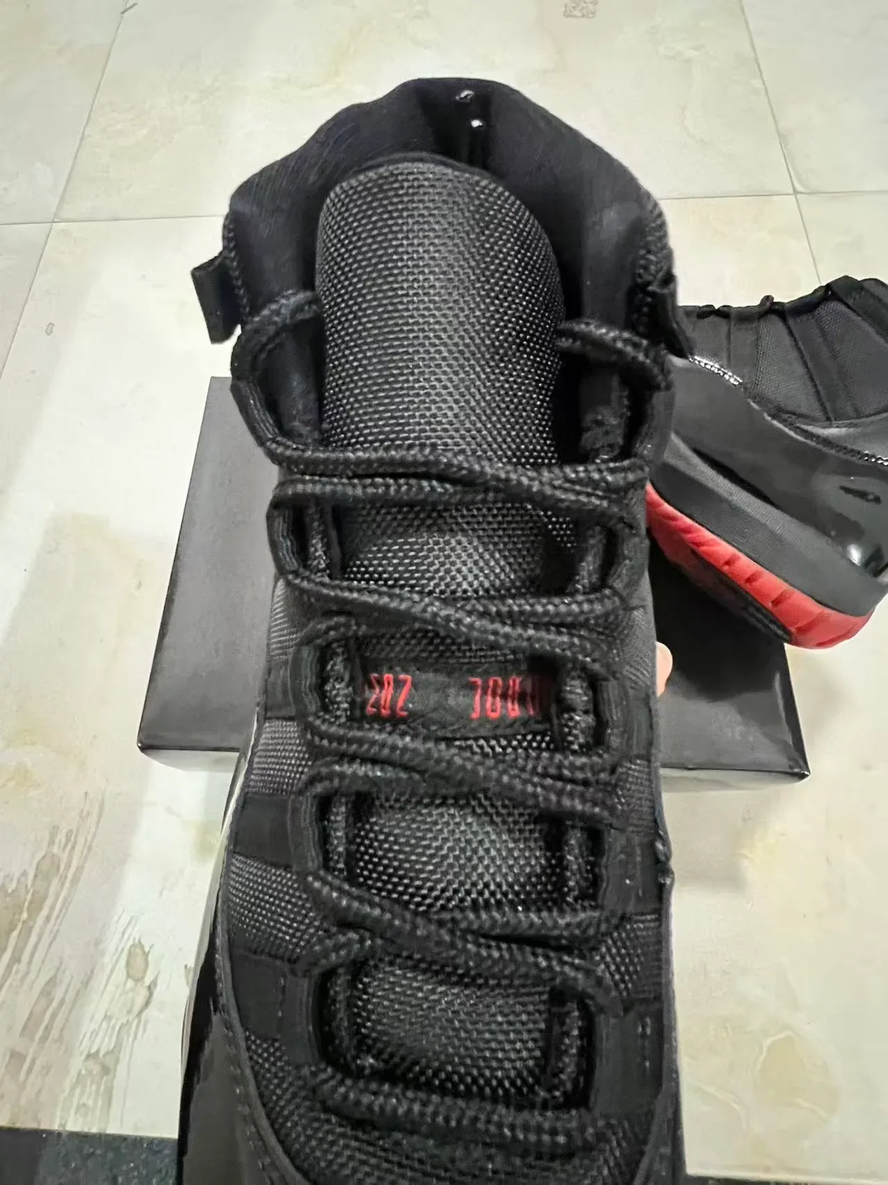 Air Jordan 11 أسود أحمر جلد لامع حذاء كرة السلة 4