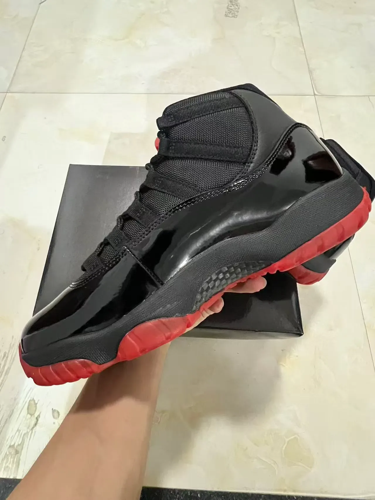 Air Jordan 11 أسود أحمر جلد لامع حذاء كرة السلة 5