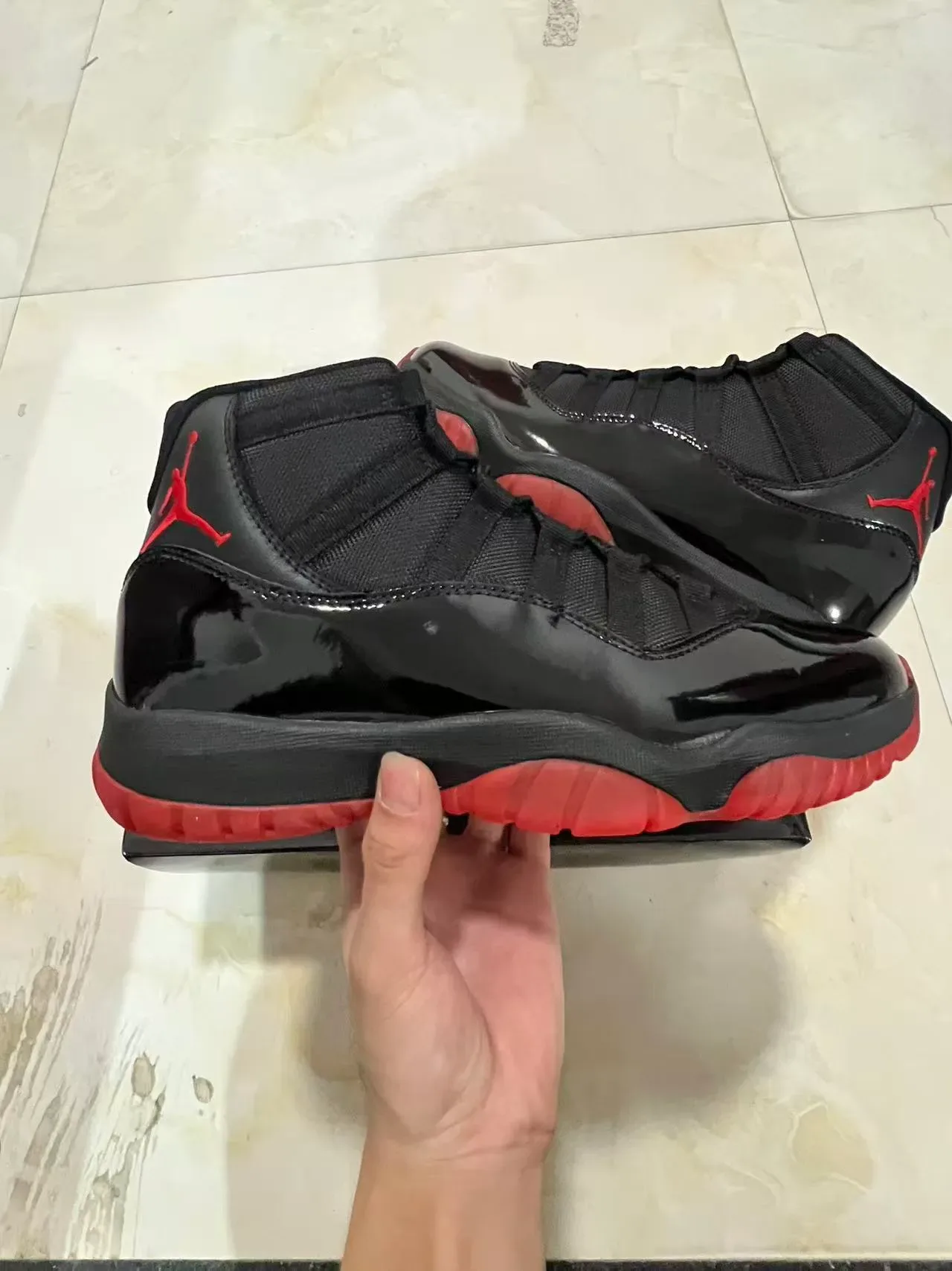 Air Jordan 11 أسود أحمر جلد لامع حذاء كرة السلة 7