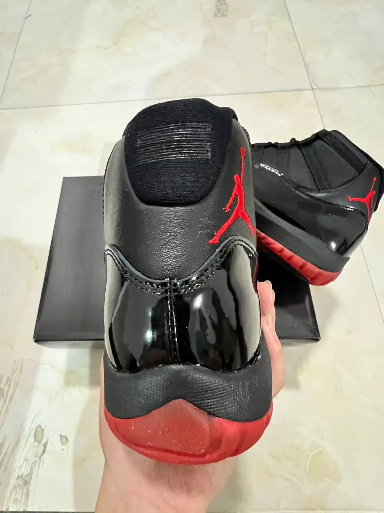 Air Jordan 11 أسود أحمر جلد لامع حذاء كرة السلة 8