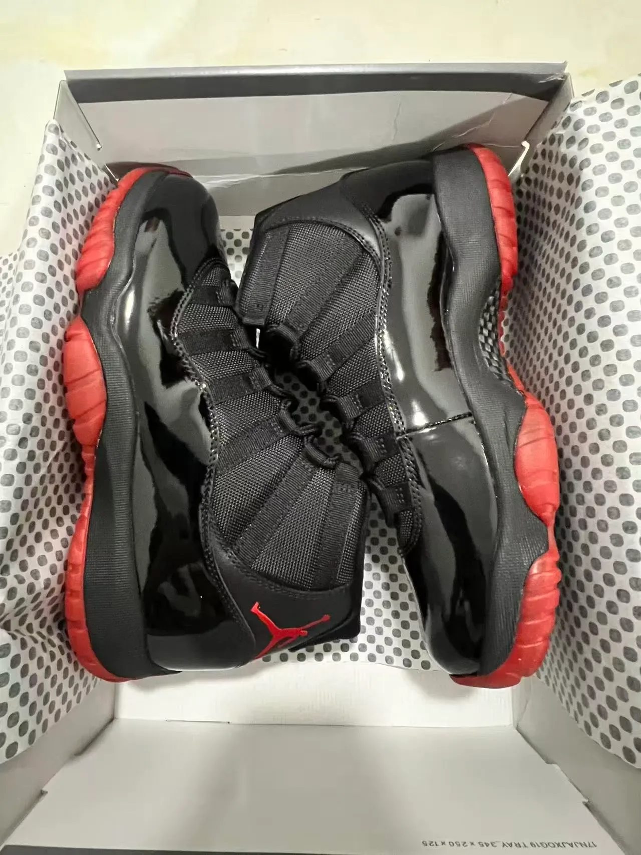 Air Jordan 11 أسود أحمر جلد لامع حذاء كرة السلة 9