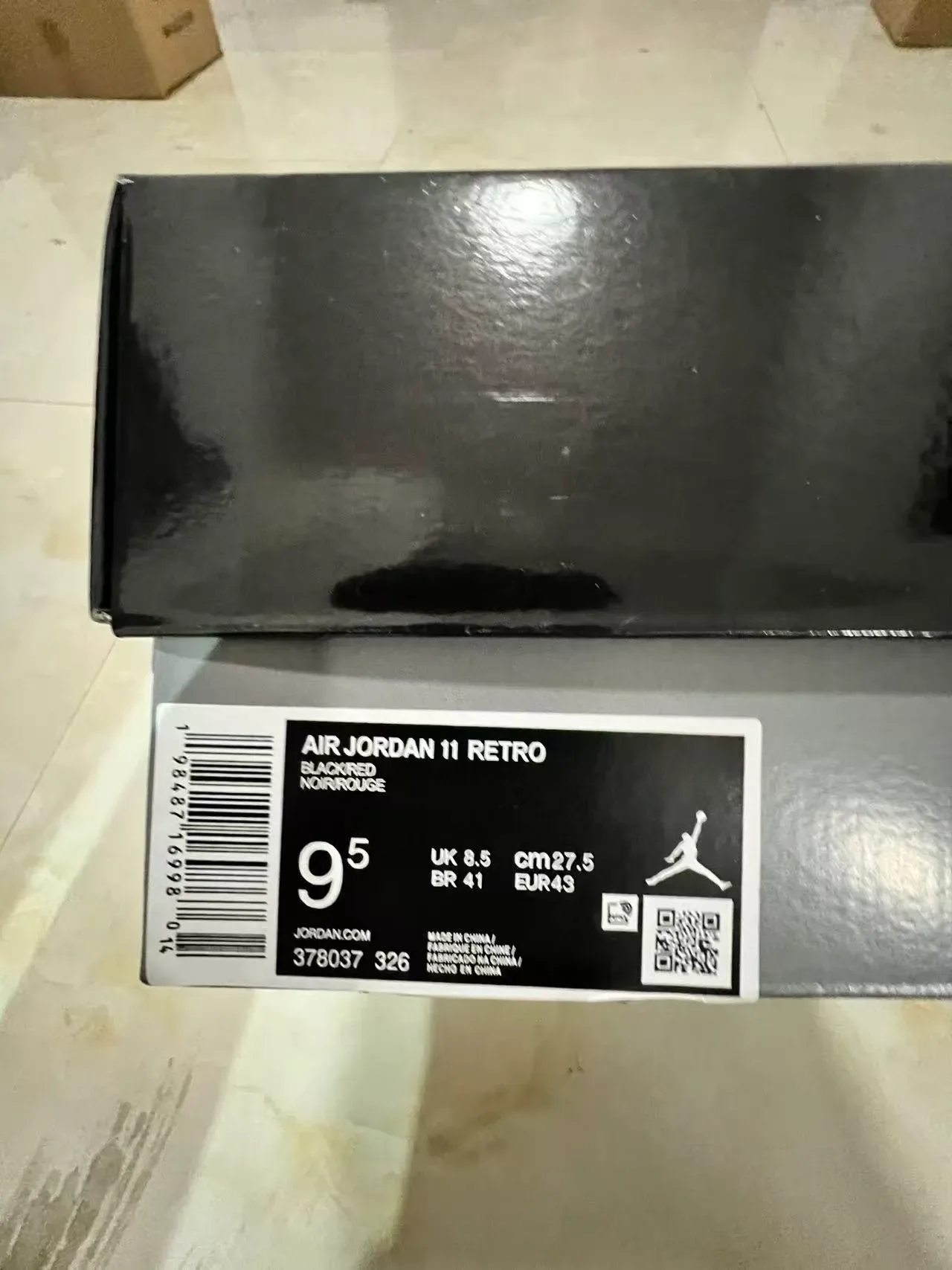 Air Jordan 11 أسود أحمر جلد لامع حذاء كرة السلة 10