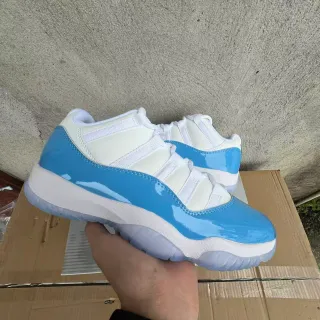 Tênis de basquete Air Jordan 11 de couro envernizado azul-claro