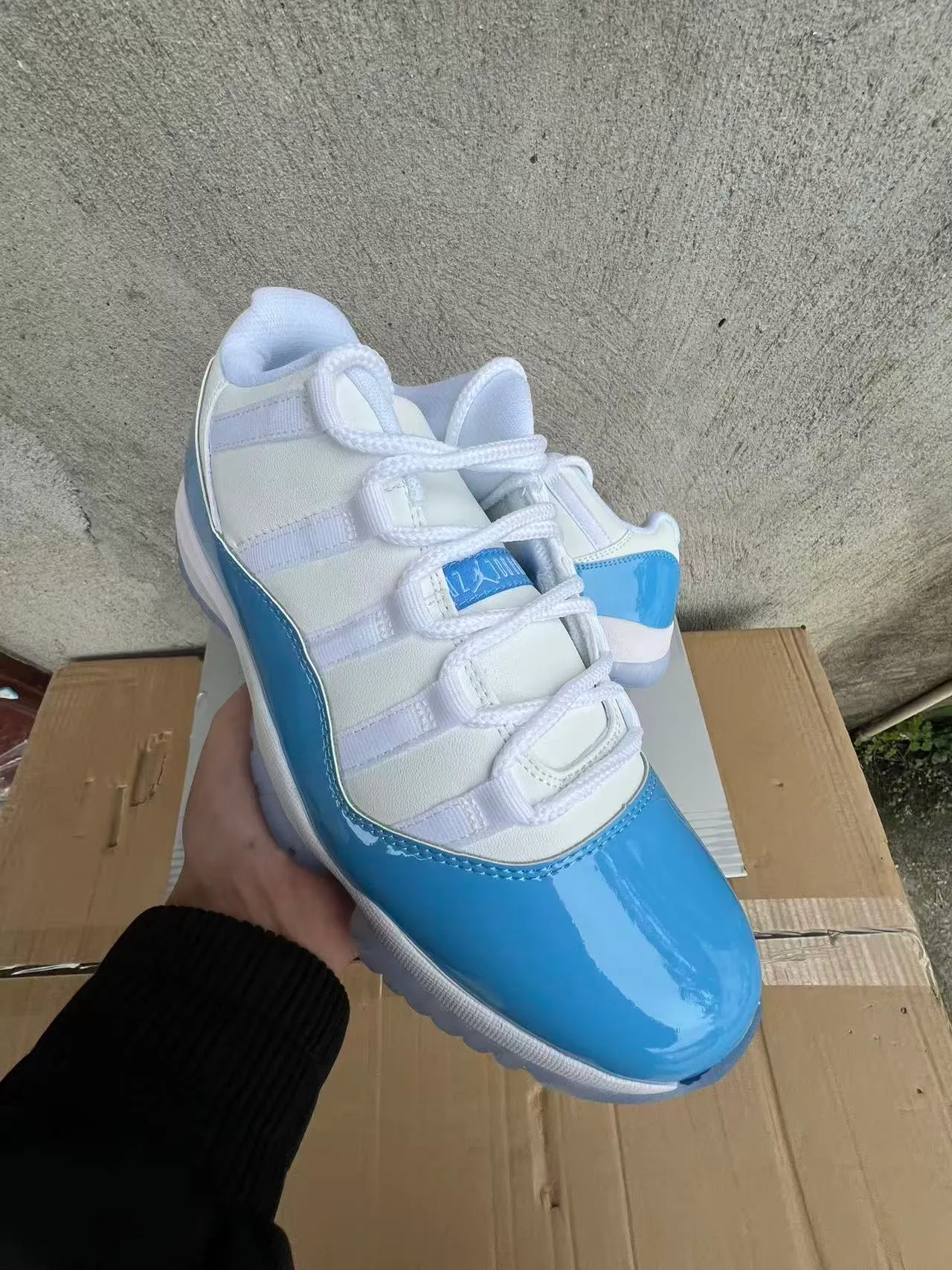 Tênis de basquete Air Jordan 11 de couro envernizado azul-claro 2