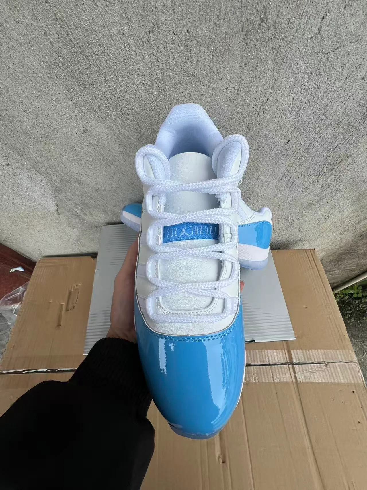 Tênis de basquete Air Jordan 11 de couro envernizado azul-claro 3
