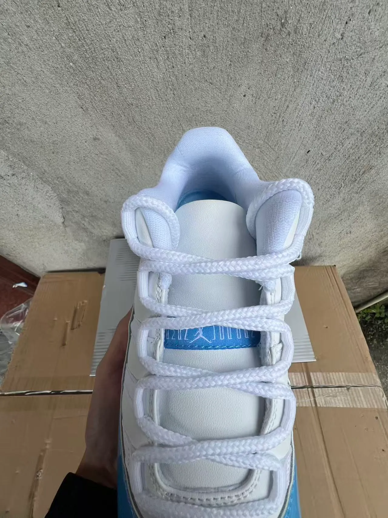Tênis de basquete Air Jordan 11 de couro envernizado azul-claro 4