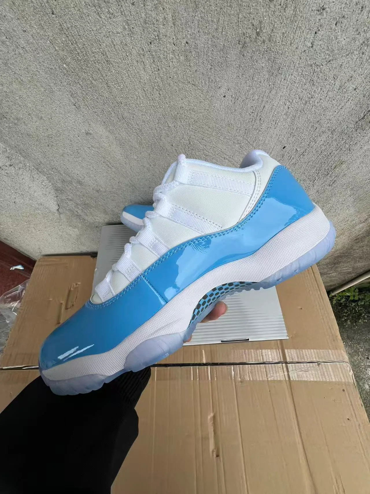 Tênis de basquete Air Jordan 11 de couro envernizado azul-claro 5