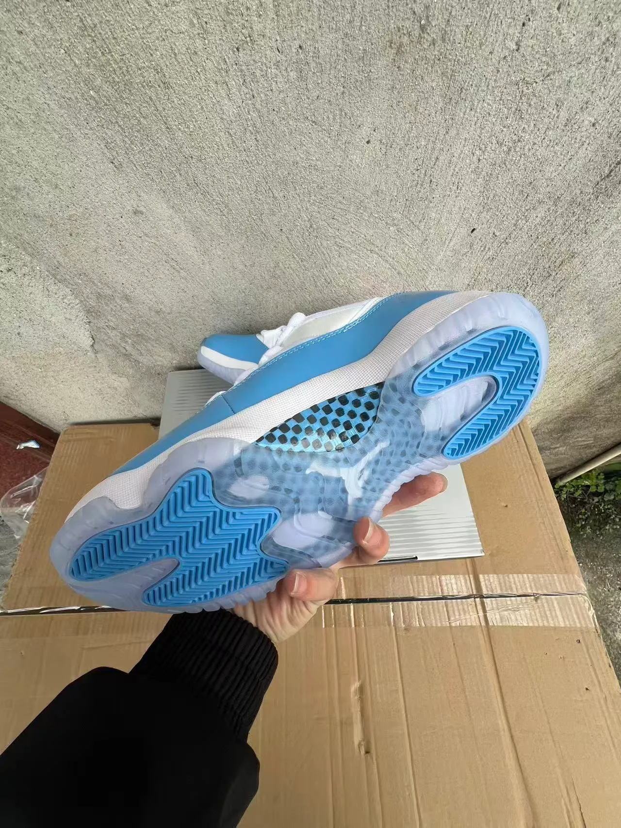 Tênis de basquete Air Jordan 11 de couro envernizado azul-claro 6