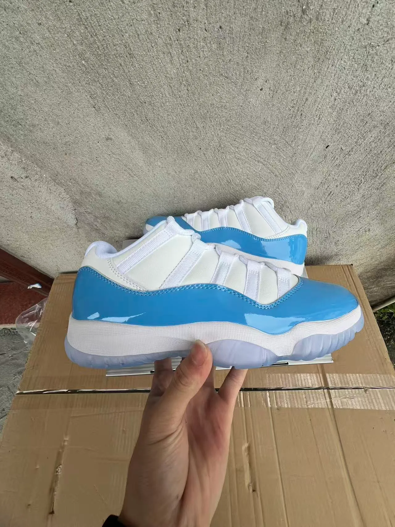 Tênis de basquete Air Jordan 11 de couro envernizado azul-claro 7
