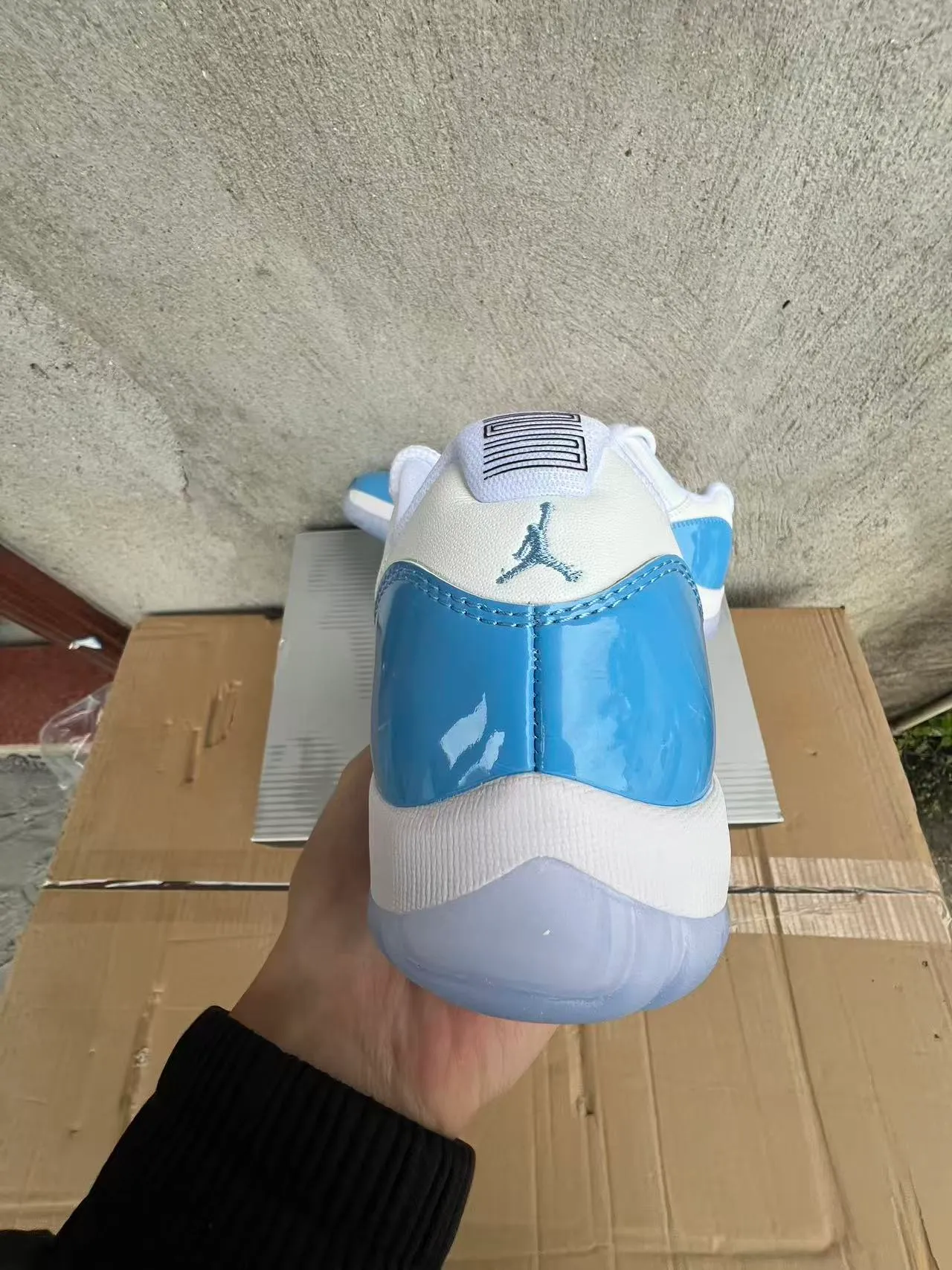 Tênis de basquete Air Jordan 11 de couro envernizado azul-claro 8
