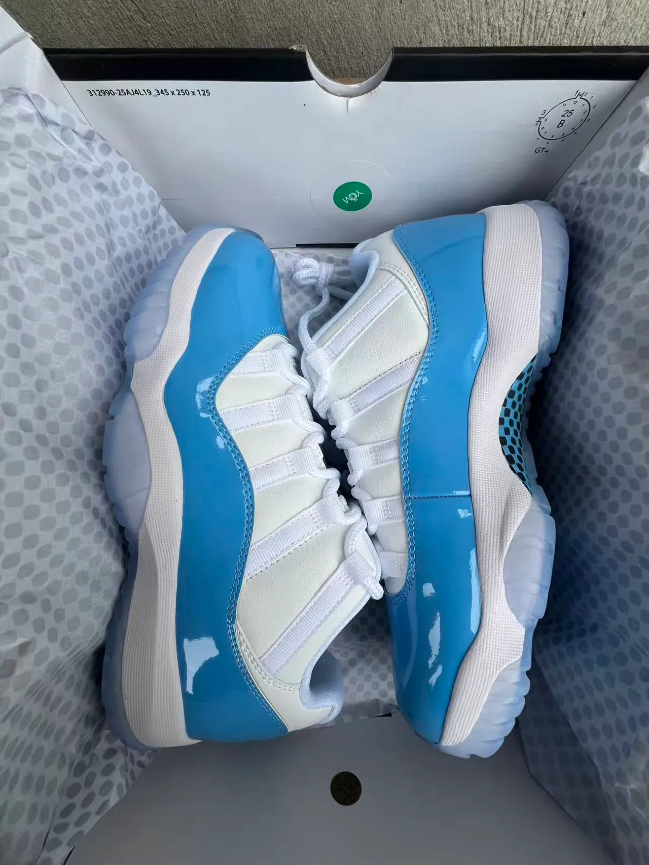 Tênis de basquete Air Jordan 11 de couro envernizado azul-claro 9