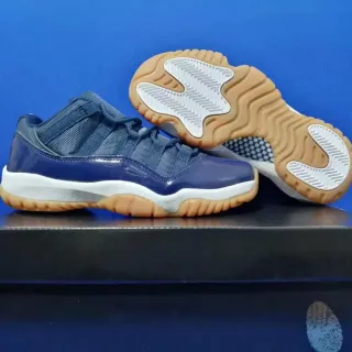 Tênis de basquete Air Jordan 11 em couro envernizado azul-marinho